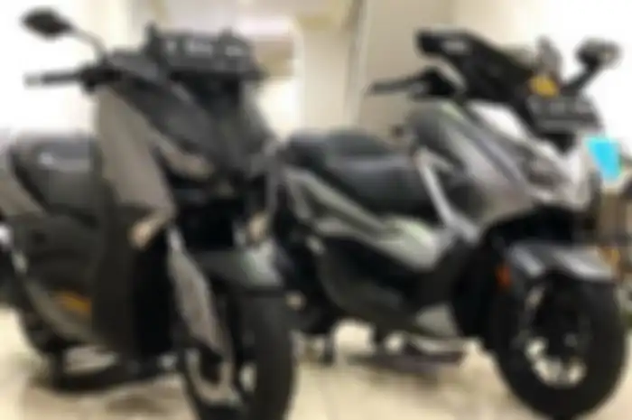 Foto ilustrasi Yamaha XMAX (kiri) dan Honda Forza. Update harga motor matic 250 cc bekas Oktober 2022.
