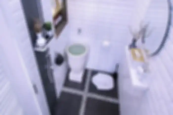 Ini desain kamar mandi sederhana tapi bersih yang dijamin nggak ketinggalan zaman. WC jongkok curi perhatian. 8 foto inspirasinya jadi bukti.