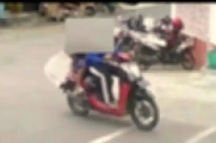 Aksi curanmor berhasil membawa kabur motor Honda Genio hingga publik dibuat syok dengan ciri-ciri pelaku.