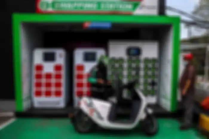 Pengamat otomotif Bebin Djuana menyarankan swap baterai motor listrik tersedia di SPBU