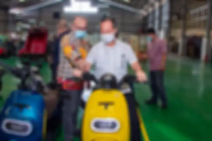 Menteri Perindustrian (Menperin) Agus Gumiwang Kartasasmita melakukan kunjungan kerja ke PT Triangle Motorindo atau Viar Motor di Semarang, Jawa Tengah, bicara soal TKDN