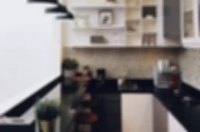 Desain meja dapur di rumah minimalis ini bikin mertua ikut rajin memasak. Coba yuk ganti dengan material kokoh ini. Intip foto inspirasinya.