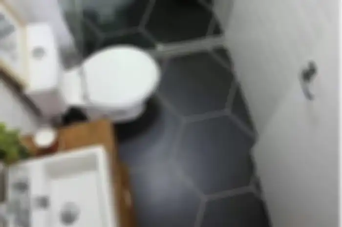 Desain kamar mandi sempit terlihat luas karena mengaplikasikan cara simpel ini. Rahasinya terbongkar. Intip 5 foto hasil aplikasinya.