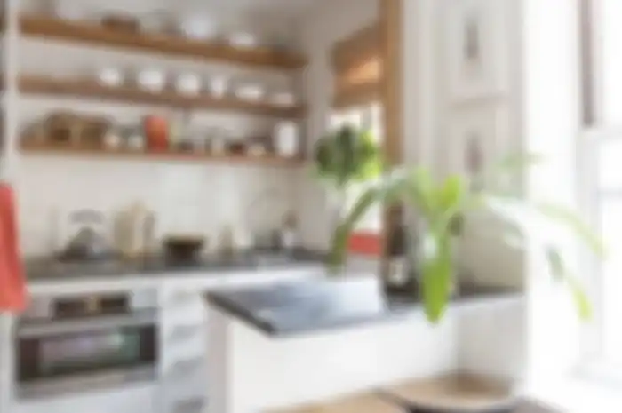 Desain meja makan mengubah aura dapur sempit menjadi hangat nan nyaman. Intip yuk 6 foto hasil aplikasinya. 