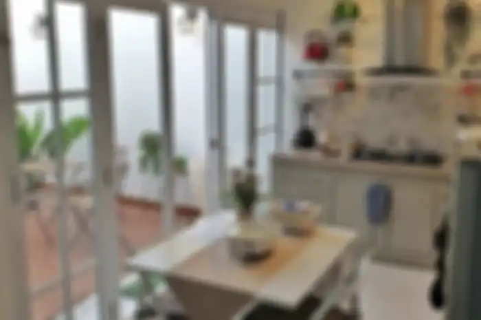 Desain dapur minimalis terbuka bikin anak-anak malas beranjak pergi dari ruang makan. Hangat nan nyaman! Ini 6 foto cantiknya. 