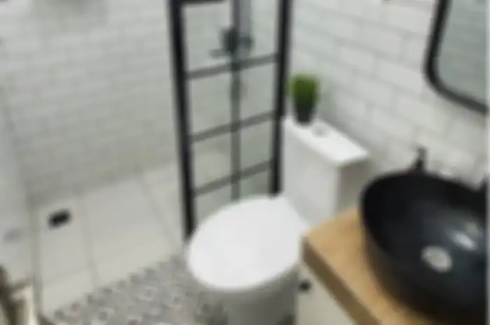 Desain kamar mandi sempit di rumah type 36 ini tak lagi sumpek cuma dengan menghilangkan benda ini. Lihat 9 foto hasilnya.