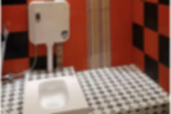 Desain kamar mandi modern WC jongkok tetap bisa memunculkan kesan aesttehtic dengan cara begini. Lihat 10 foto hasilnya yuk. 