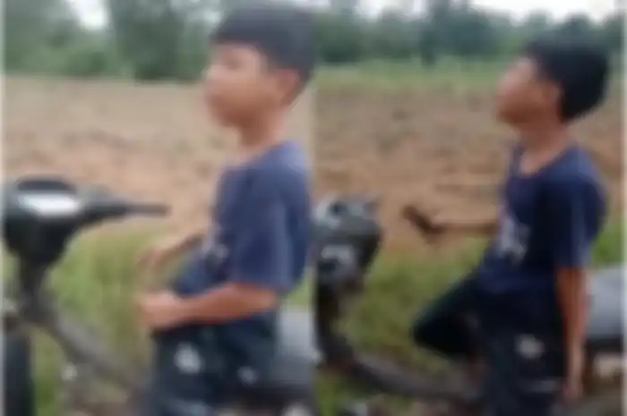 Bocil menangis usai bikin setang motor milik bapaknya tinggal setengah.