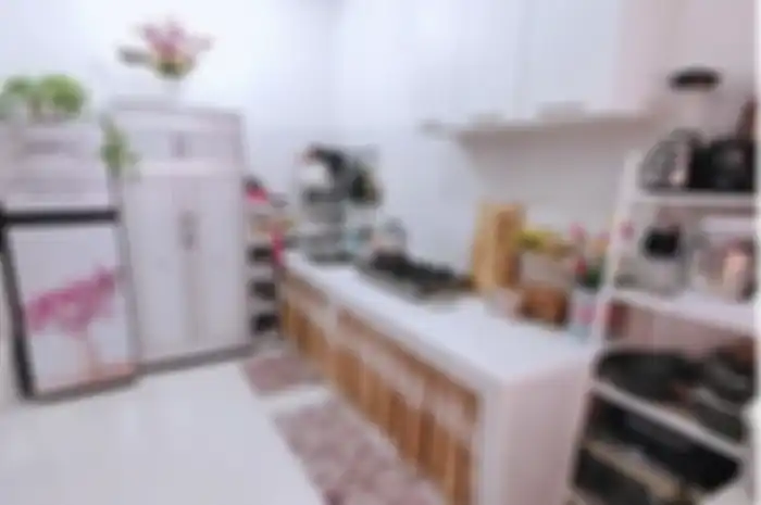 Terlanjur cari-cari foto inspirasi, ternyata desain kolong dapur mungil tampak kian cantik cuma modal gorden dibuat begini. 
