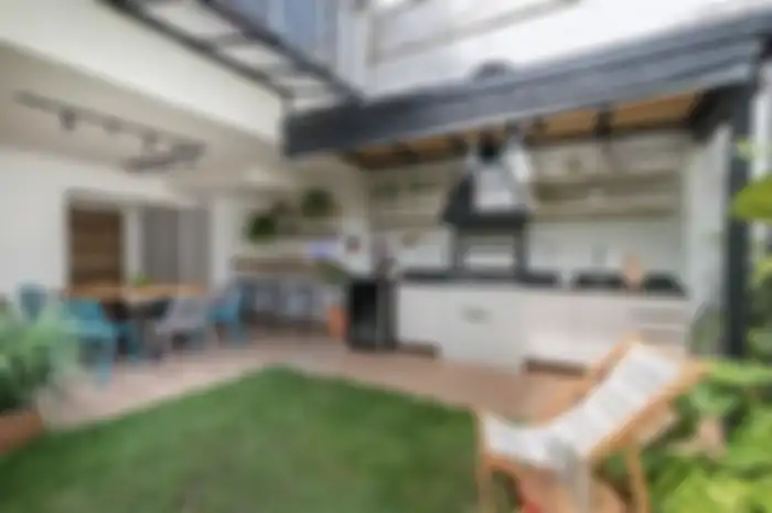 Desain dapur terbuka minimalis tampak makin segar di taman belakang rumah. Intip yuk 7 foto inspirasinya yang bikin ngiler. 