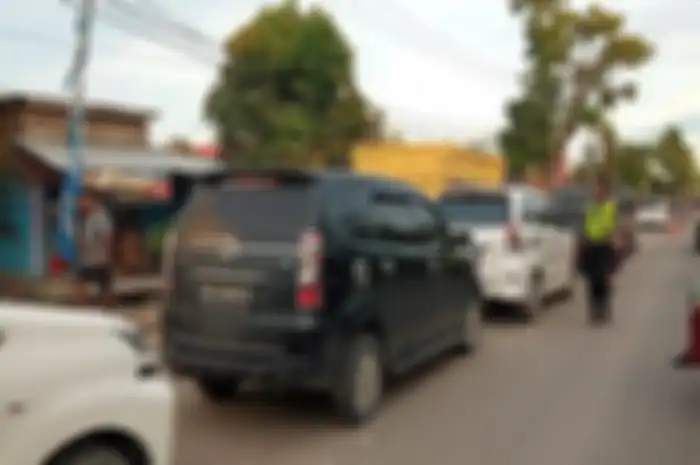 Pertalite dan Pertamax langka, antrean di SPBU Sengkawit sampai ke jalan.