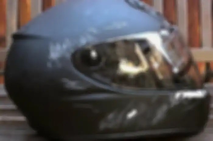 Apakah aman cara hilangkan baret di kaca helm motor pakai amplas, yuk tanya ahlinya.