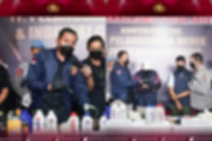 Oknum pembuat oli motor palsu di Semarang langsung digrebek Polisi. Hasilkan omzet miliaran rupiah!