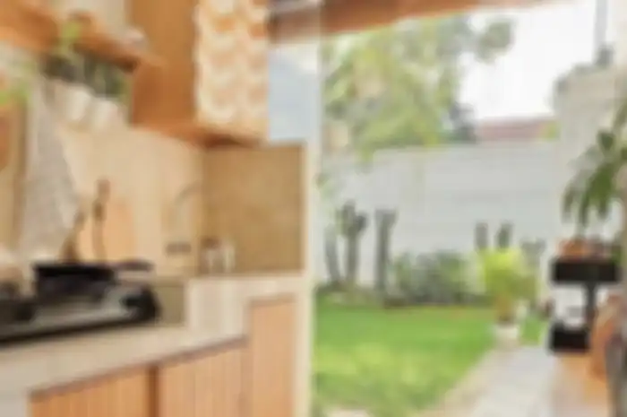 Desain dapur kecil terbuka di belakang rumah bikin mood Ibu-ibu makin happy. Terang saja Ibu RT sampai tanya-tanya terus. Ini 12 foto cantiknya.