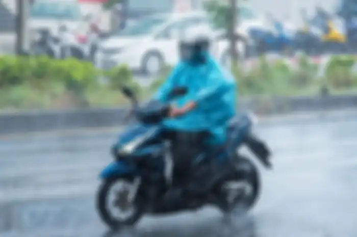 Bikers Cewek, coba lebih perhatikan hal ini saat berkendara dalam kondisi hujan