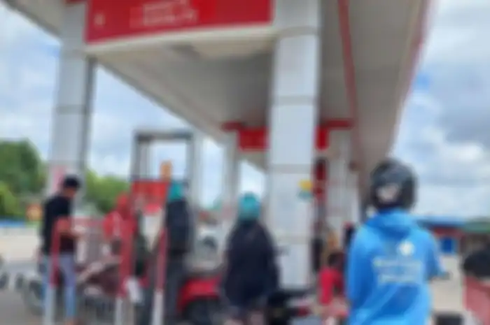 Foto ilustrasi. Harga Pertalite naik jadi Rp 10 ribu perliter, pemotor pasrah antre panjang di SPBU Kota Pangkalpinang.