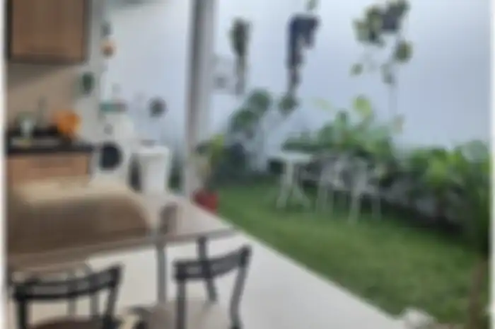 Desain dapur tanpa sekat dengan ruang hijau jadi semakin segar. Taman belakang rumah kuncinya. Tengok 7 foto aestheticnya.