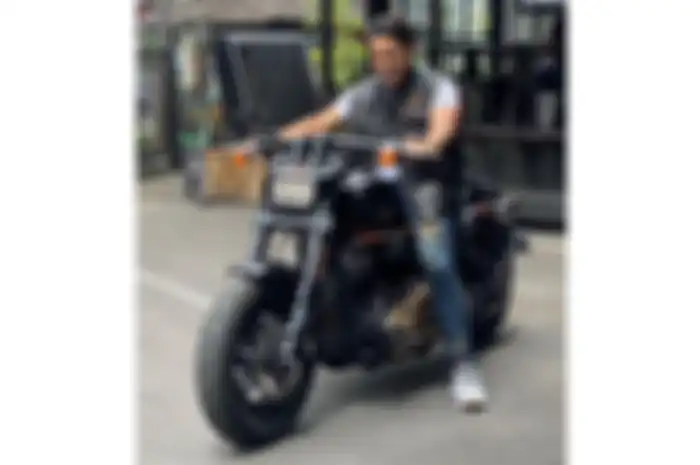 Atlet MMA Jeka Saragih bergaya naik moge Harley-Davidson Fat Bob, akan gabung UFC.