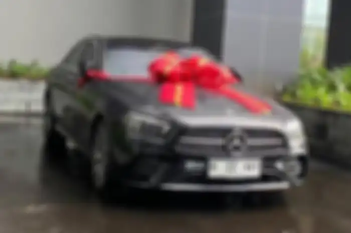 Mobil mewah kado dari calon suami Kiky Saputri.