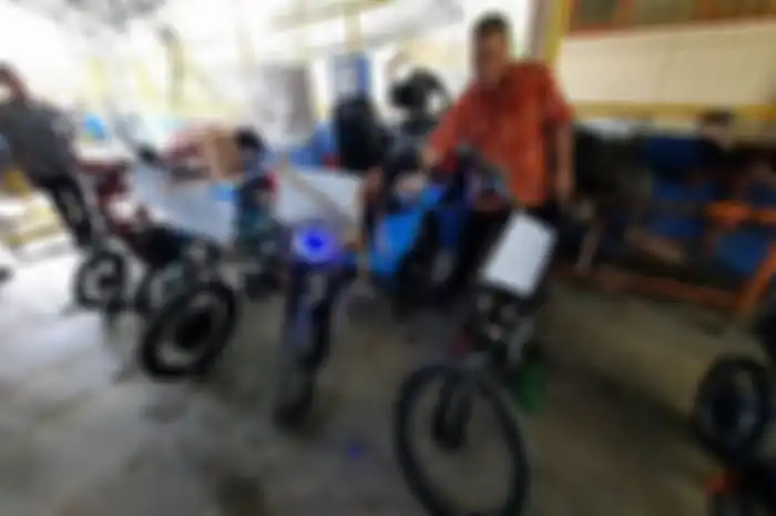 Guru dan siswa SMK Negeri 1 Nglipar, Gunungkidul berhasil membuat motor hybrid dan sepeda listrik