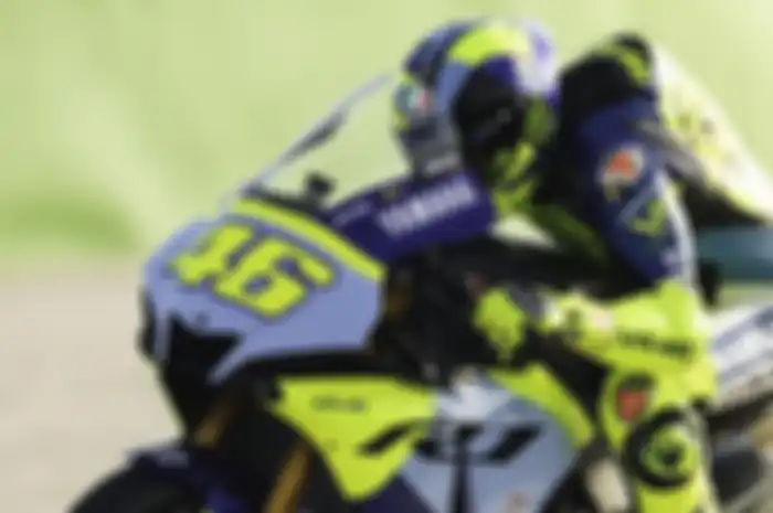 Aksi Velentino Rossi mengendarai motor Yamaha YZF-R1 GYTR di Sirkuit Misano