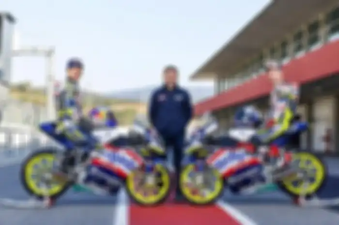 Ayumu Sasaki (kiri), Max Biaggi (tengan), dan John McPhee (kanan). Sterilgarda Husqvarna Max Racing Team akan cabut akhir musim Moto3 2022.