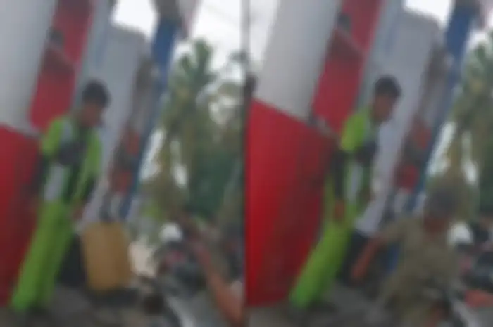 Pemotor ngamuk di SPBU lantaran tidak dilayani pembelian Pertalite pakai jerigen. 