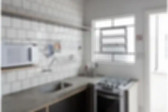 Desain meja dapur cor ini mampu memberi suasana aesthetic di area memasak. Dapur pun jadi makin berkelas. Tengok 9 foto hasilnya. 