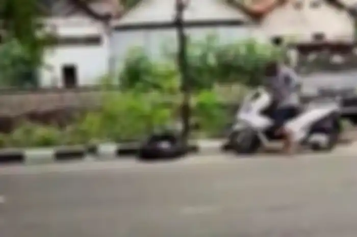 Pemotor Honda PCX yang curi kabel PT KAI di Surabaya diamankan dan ditangkap polisi.