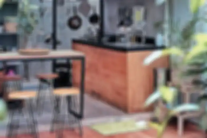 Desain dapur menyatu dengan ruang cuci yang dekorasinya penuh dengan tanaman segar jadi sorotan. Lihat foto hasil aplikasinya. 