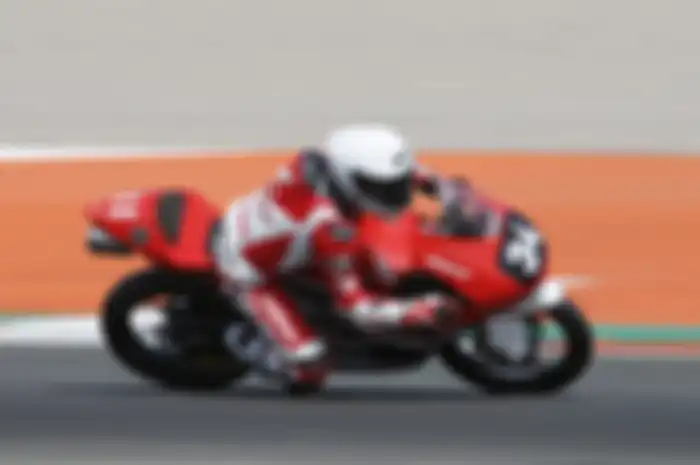 Aksi Fadillah Arbi yang akan menjalani seri terakhir FIM JuniorGP 2022 di sirkuit MotoGP Valencia pekan ini (29-30/10). 