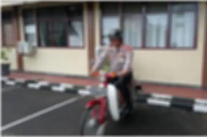 Kapolres Lubuklinggau AKBP Harrisandi memilih motor Honda C70 buat ke kantor