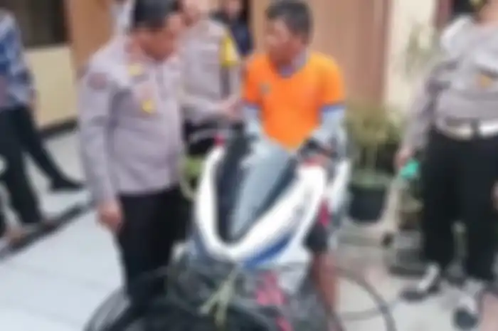 Pelaku maling kabel milik PT KAI ditangkap, menangis ke polisi sambil naik motor Honda PCX.