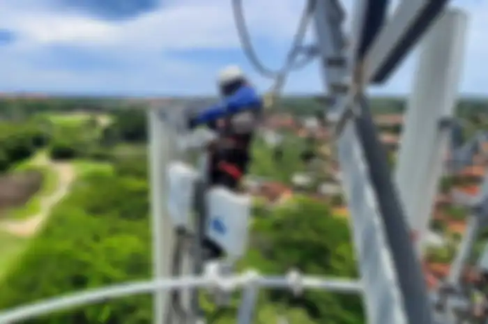 Teknisi XL Axiata memeriksa perangkat BTS di atas tower di area Nusa Dua, Bali, untuk menyukseskan KTT G20 di Bali, 15-16 November 2022