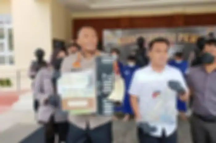 Polresta Solo berhasil ungkap sindikat pemalsuan STNK dengan keuntungan lebih dari Rp 100 juta.