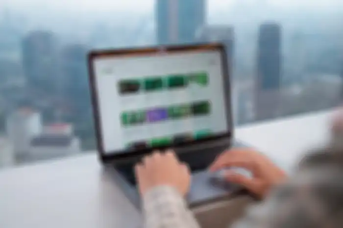 Salah seorang talenta digital sedang mengakses materi pembelajaran melalui situs Tokopedia Academy. 