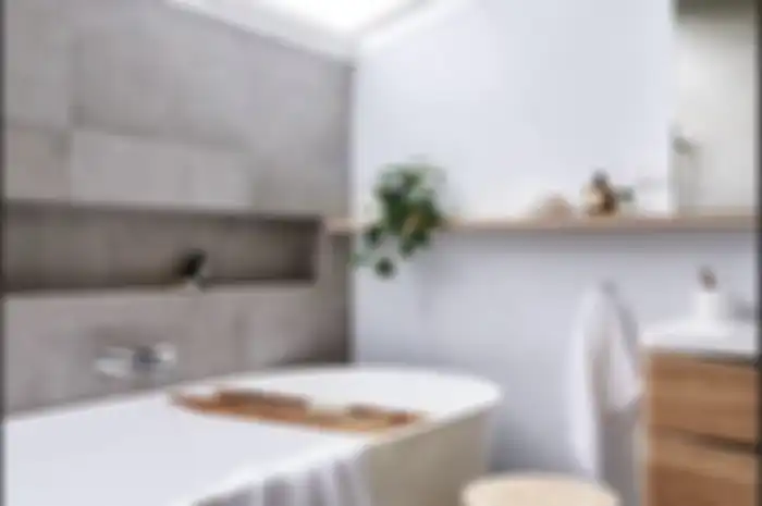 Desain kamar mandi sempit tampak lapang jika dilapisi warna cat ini. Lihat saja 7 foto aplikasinya. Kasih tahu istri di rumah ya. 