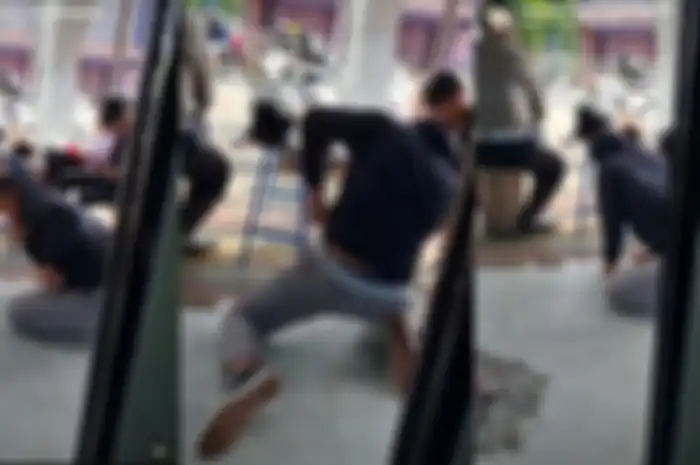 Melawan arus jalan raya dan mendapat tilang dari Polisi, seorang pemotor di Magetan kesurupan macan