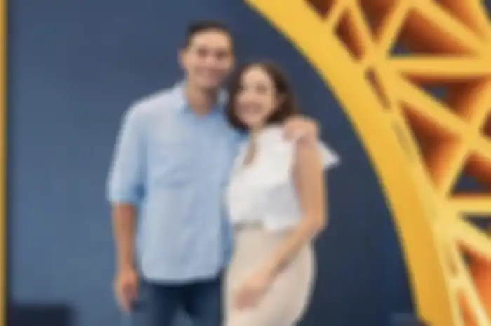 Gisel sudah menjalani ibadah bareng Rino Soedarjo. Tangan sang pengusaha tajir bikin salfok di foto mesra ibunda Gempi.