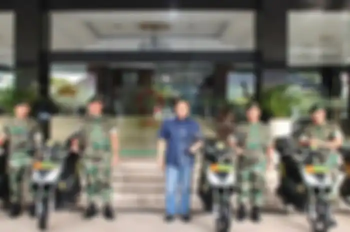 Ketua Umum Ikatan Motor Indonesia (IMI), Bambang Soesatyo, menyerahkan 10 unit motor listrik BS Electric ke Markas Kostrad.