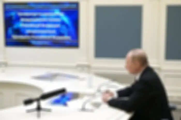 Presiden Rusia Vladimir Putin menyaksikan pelatihan untuk menguji kekuatan pencegahan strategis melalui konferensi video di Moskow, Rusia, Rabu, 26 Oktober 2022.