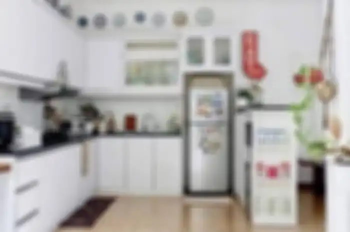 Posisi alat rumah tangga ini jadi kunci agar desain dapur leter L minimalis tampak cantik dan fungsional. Foto hasilnya goda hati. 