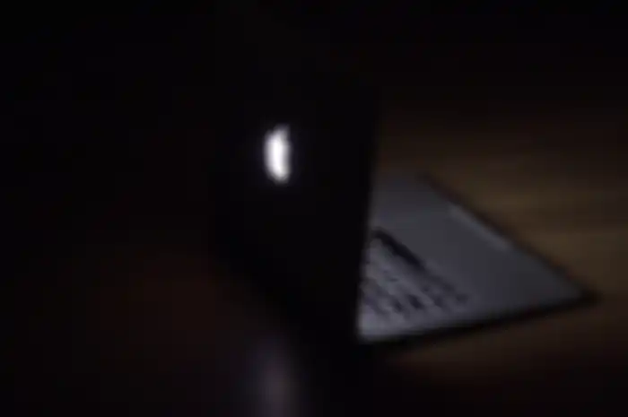 Logo Apple backlit di perangkat MacBook