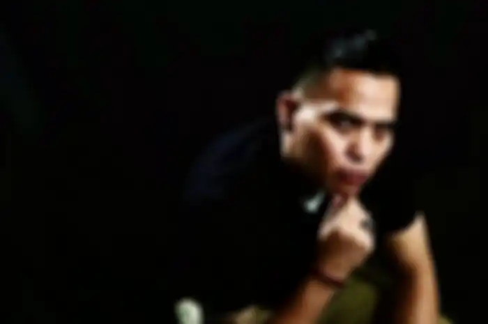 Hard Gumay blak-blakan menyebut ciri-ciri artis inisial R yang diramalkan mengalami kecelakaan hebat di wilayah Jawa. 
