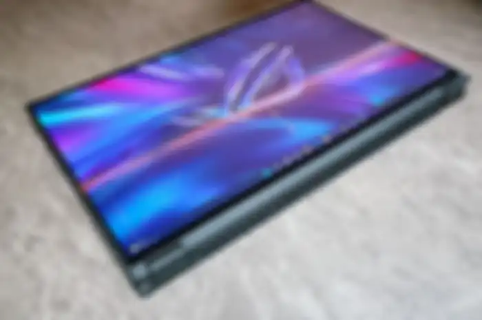 ASUS ROG Flow X16 merupakan laptop gaming premium dengan form factor 2 in 1 yaitu layar yang bisa diputar 360 derajat