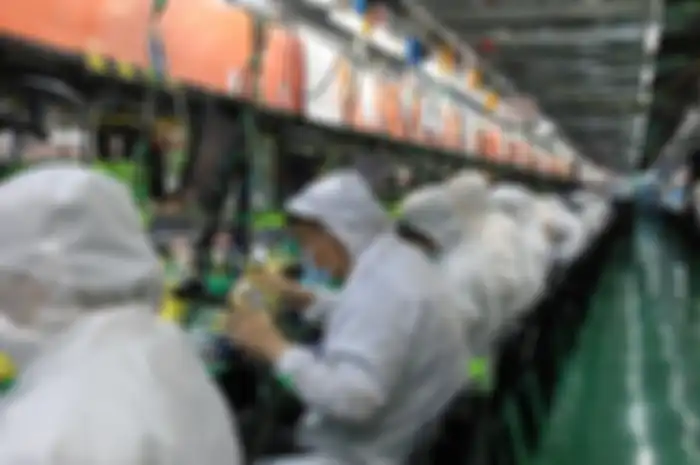 Para pekerja di pabrik iPhone milik Foxcon di Zhengzhou, China