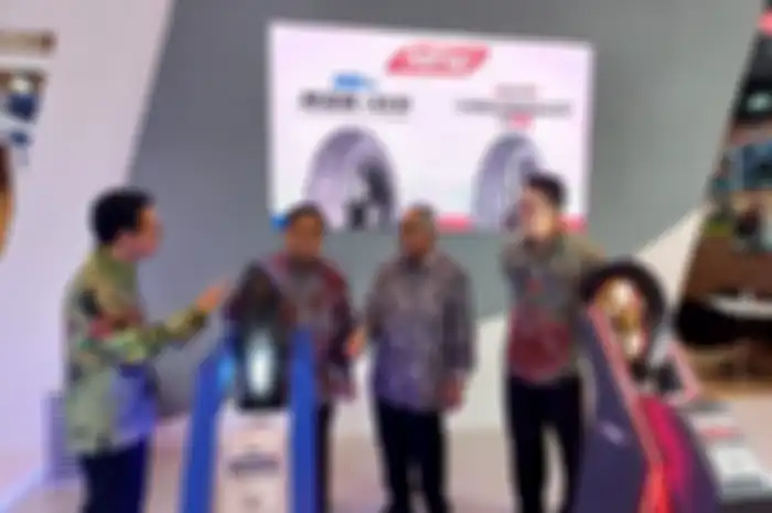 Manajemen PT Gajah Tunggal, Tbk sebelum perkenalan ban kompon balap untuk Yamaha Aerox di IMOS 2022.