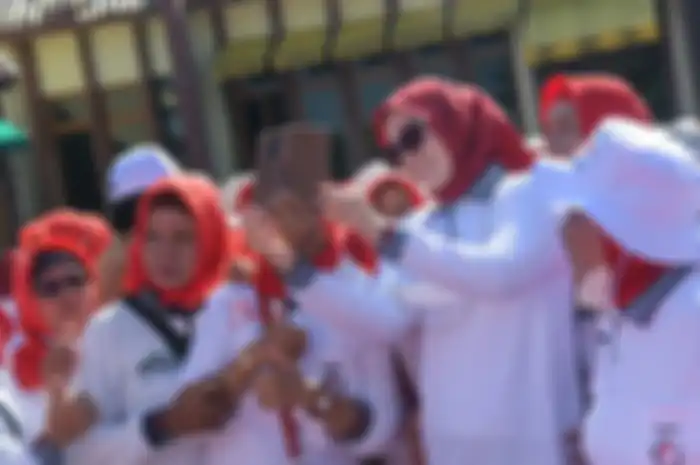 Bupati Purwakarta memberikan klarifikasi soal pacar baru. Istri Dedi Mulyadi sengaja tutup kolom komentar foto Instagram. 
