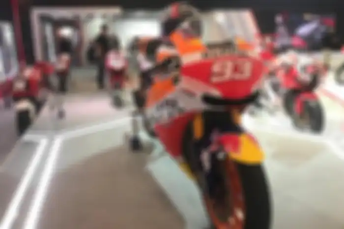 Ada motor Marc Marquez dan para pembalap AHRT di booth AHM pada IMOS 2022