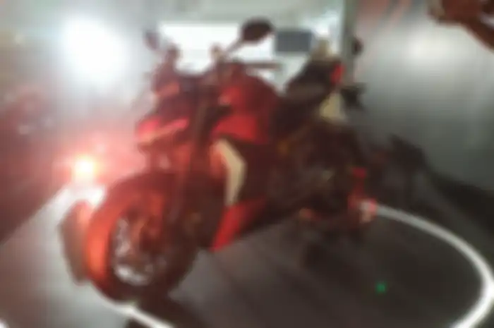 Ducati Street Fighter V2 pun bisa dibeli dengan cara kredit. Ada tiga leasing yang bekerjasama dengan Ducati Indonesia. 